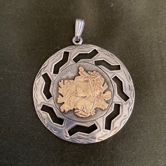 Guatemalan 900 Silver Pendant with Bird w/ Goldtone Center- Marked 900. Round - Picture 4 of 10